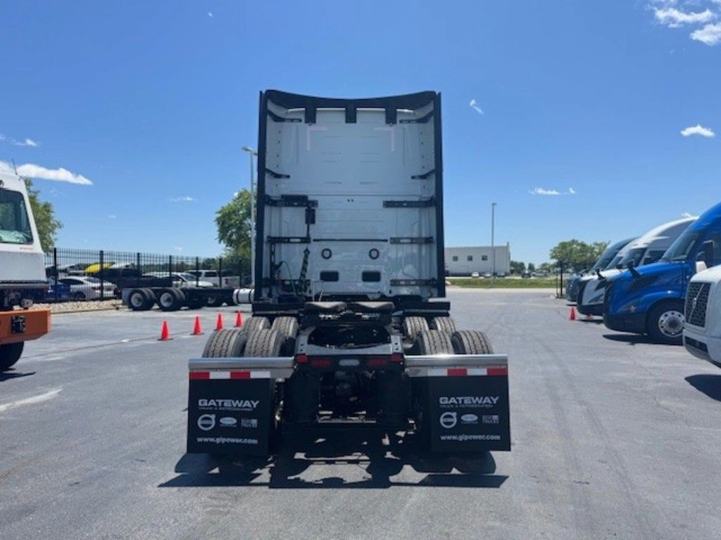 Straight rear view of the Volvo VNL660 sleeper tractor showing tandem axles, frame rails and mud flaps.