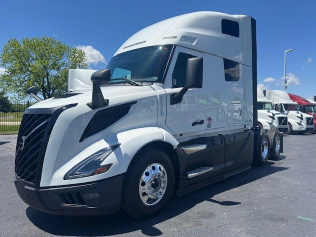 2025 VOLVO VNL64T660 T12924
