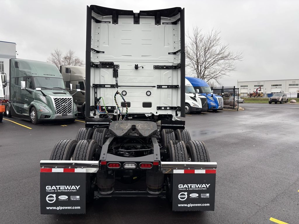 Rear view of a white Volvo VNL sleeper cab showing fifth wheel, tandem axles and Gateway mudflaps.